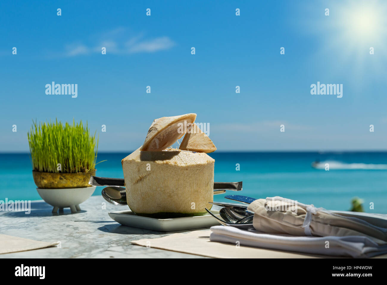 Drink di cocco sullo sfondo del mare Foto Stock