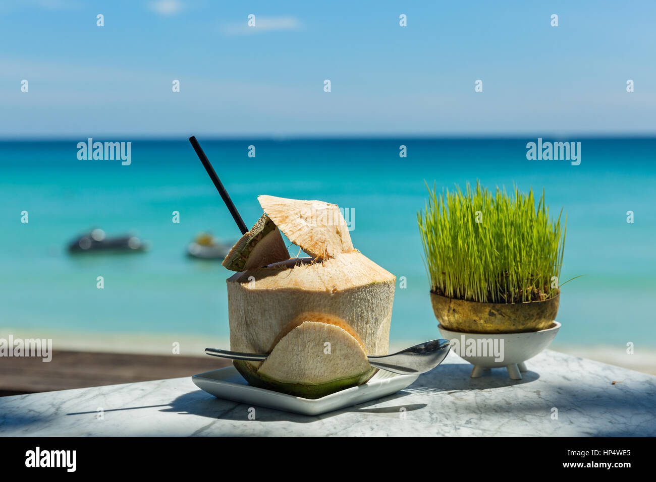 Drink di cocco sullo sfondo del mare Foto Stock