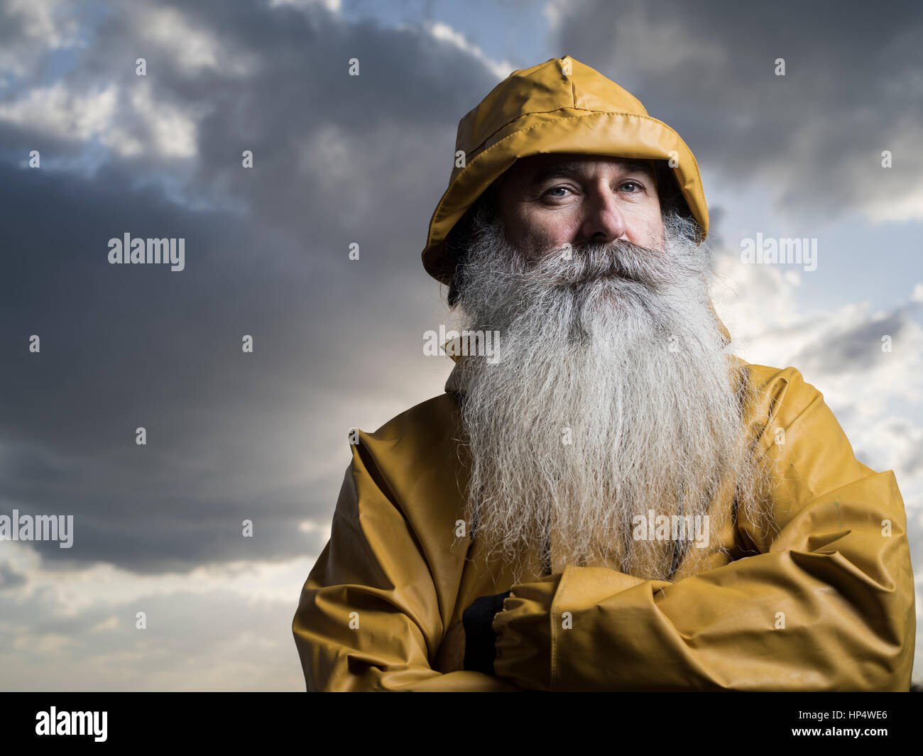 Pescatore con giacca gialla Foto Stock