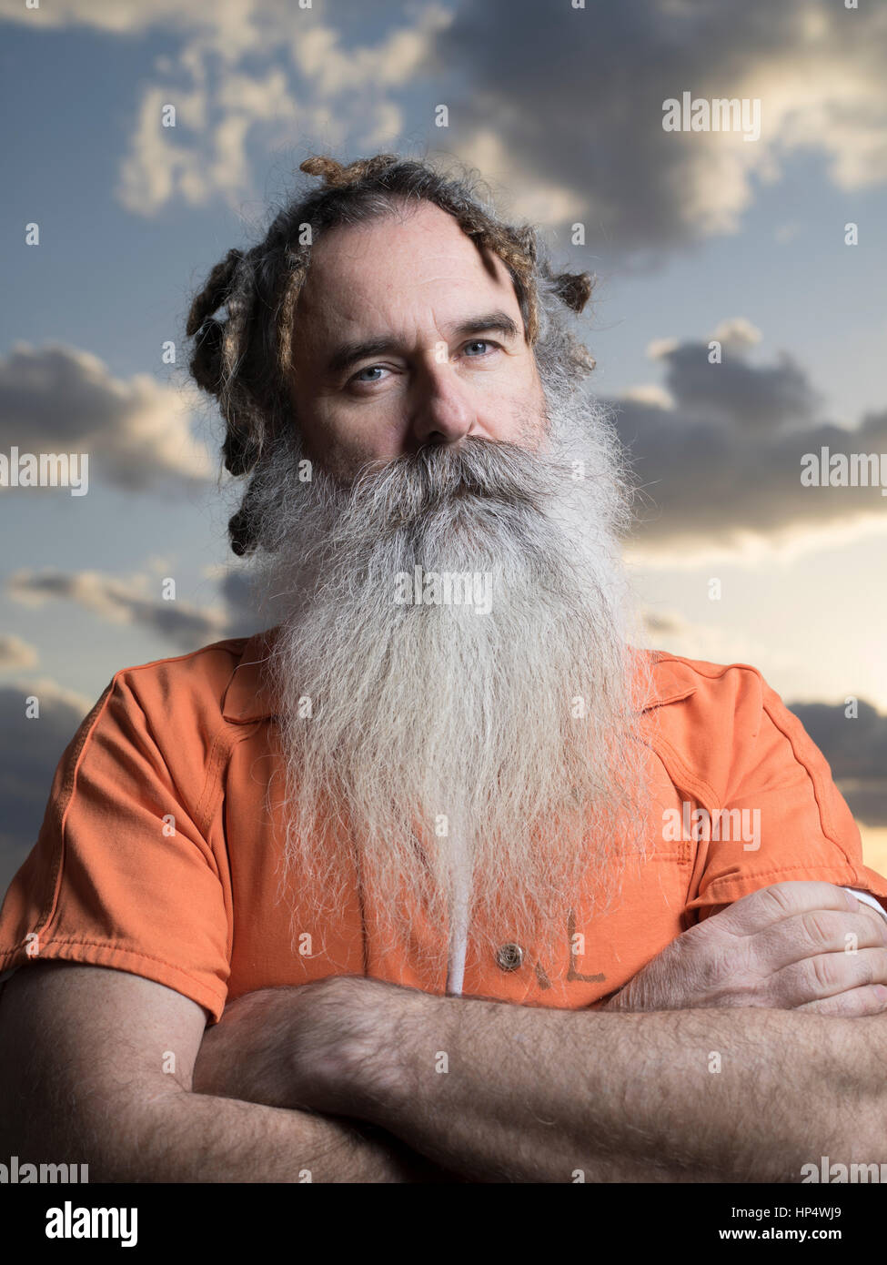 Uomo con la barba in prigione con tuta arancione Foto Stock