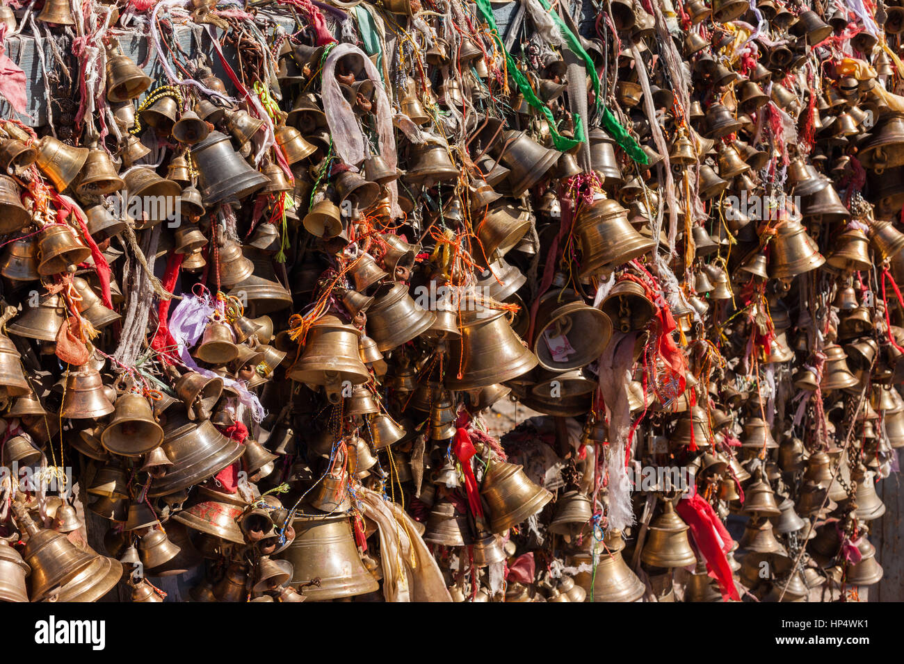 Centinaia di campane a sinistra dai pellegrini per pathivara devi tempio, taplejung, Nepal Foto Stock