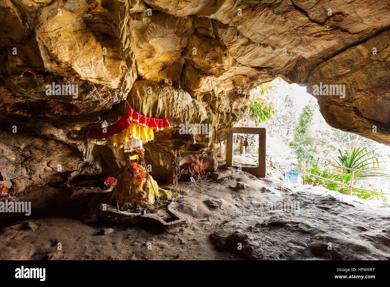 Santuario di shiva in entrata di siddha grotta (gufa), ha detto di essere la più grande grotta dell'Himalaya, bandipur, Nepal Foto Stock
