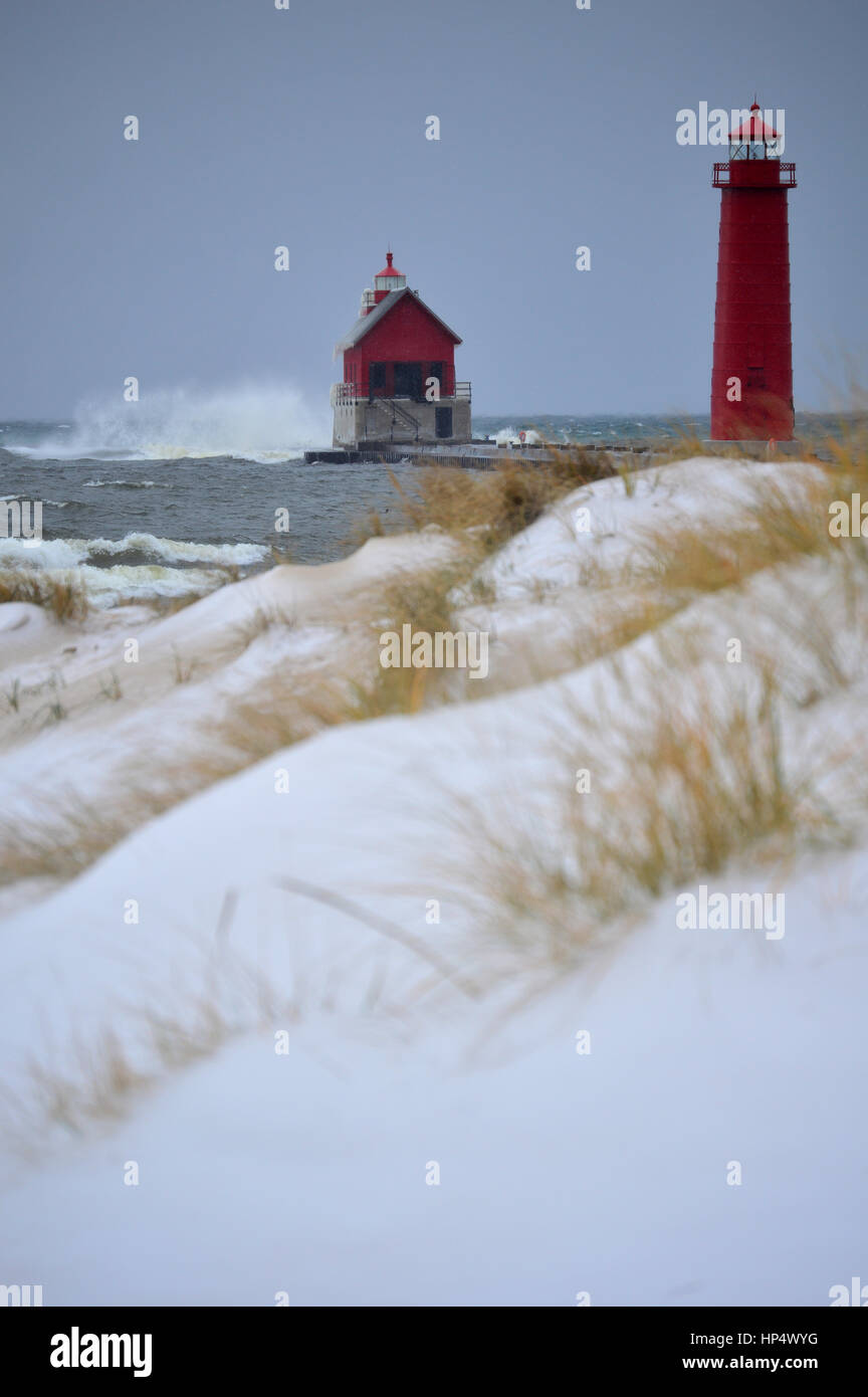 Grand Haven faro con spiaggia e onde che si infrangono sulla sommità del faro Foto Stock