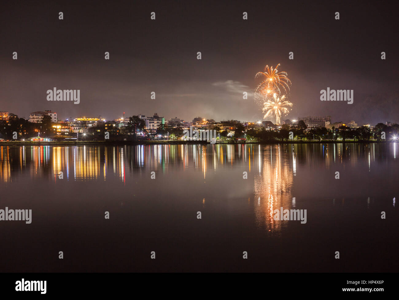 Il veglione di Capodanno fuochi d'artificio su pokhara, Nepal per nuovi anni 2016/2017 Foto Stock