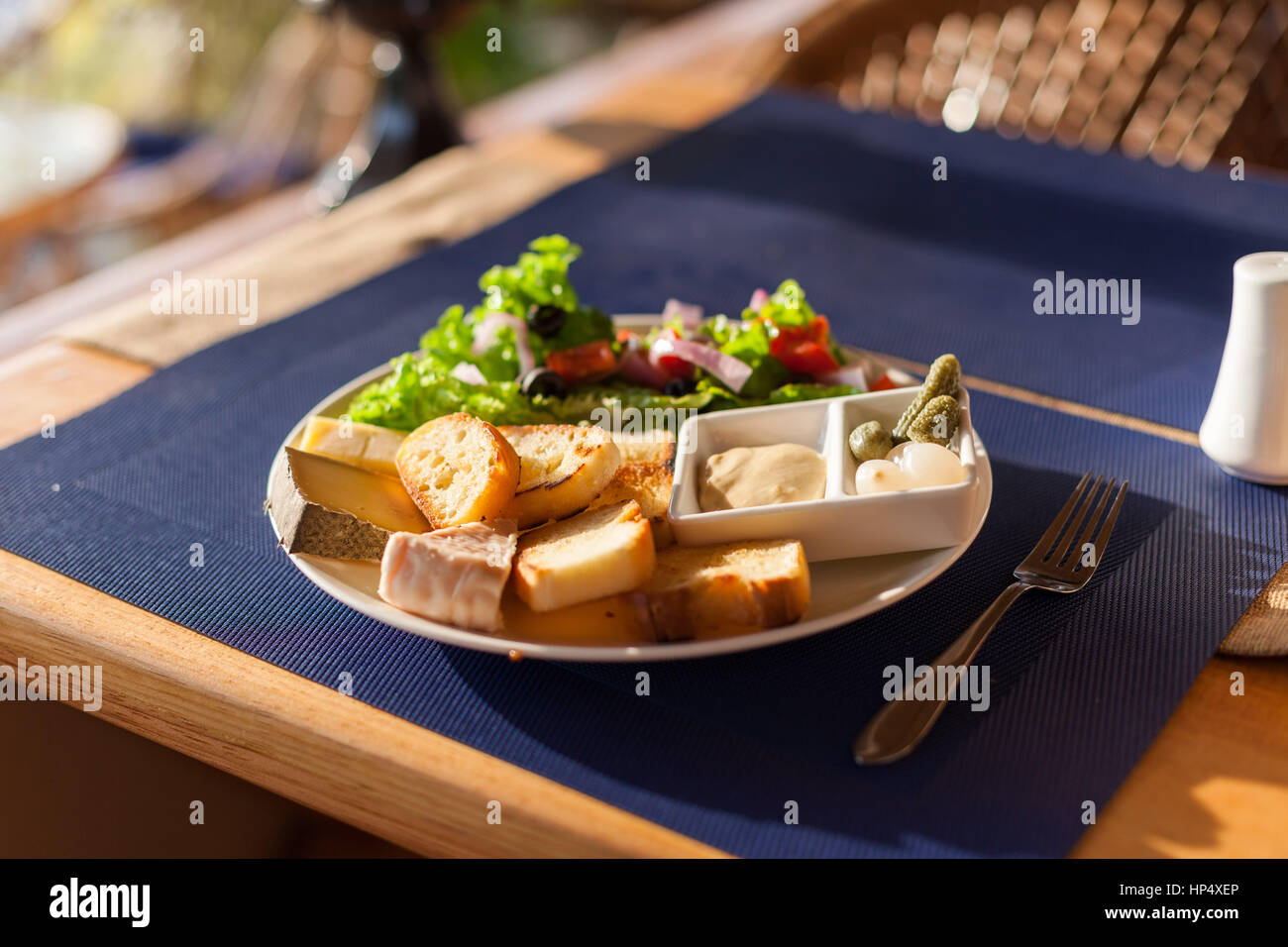 Un Francese chesse piastra con Tomme, Belkot e Saint Marcellin formaggi, insalata, Dijon senape, sottaceti, e scalogni Foto Stock