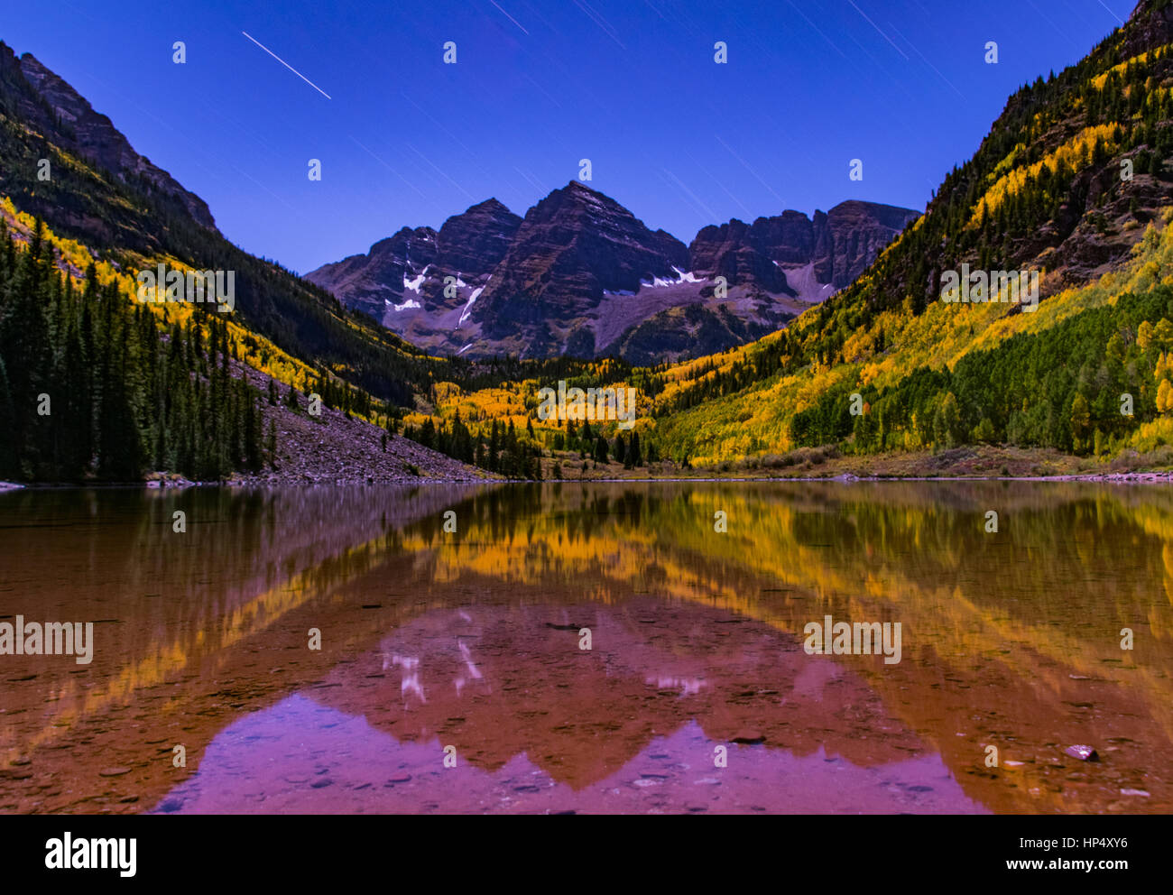 I Maroon Bells alle prime luci dell'alba in autunno Foto Stock