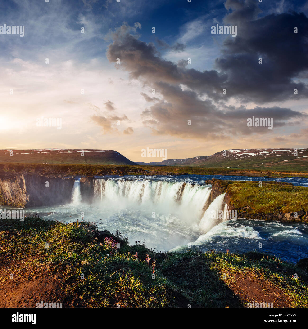 Cascate Godafoss al tramonto. Bellezza Mondo. L'Islanda, Europa Foto Stock