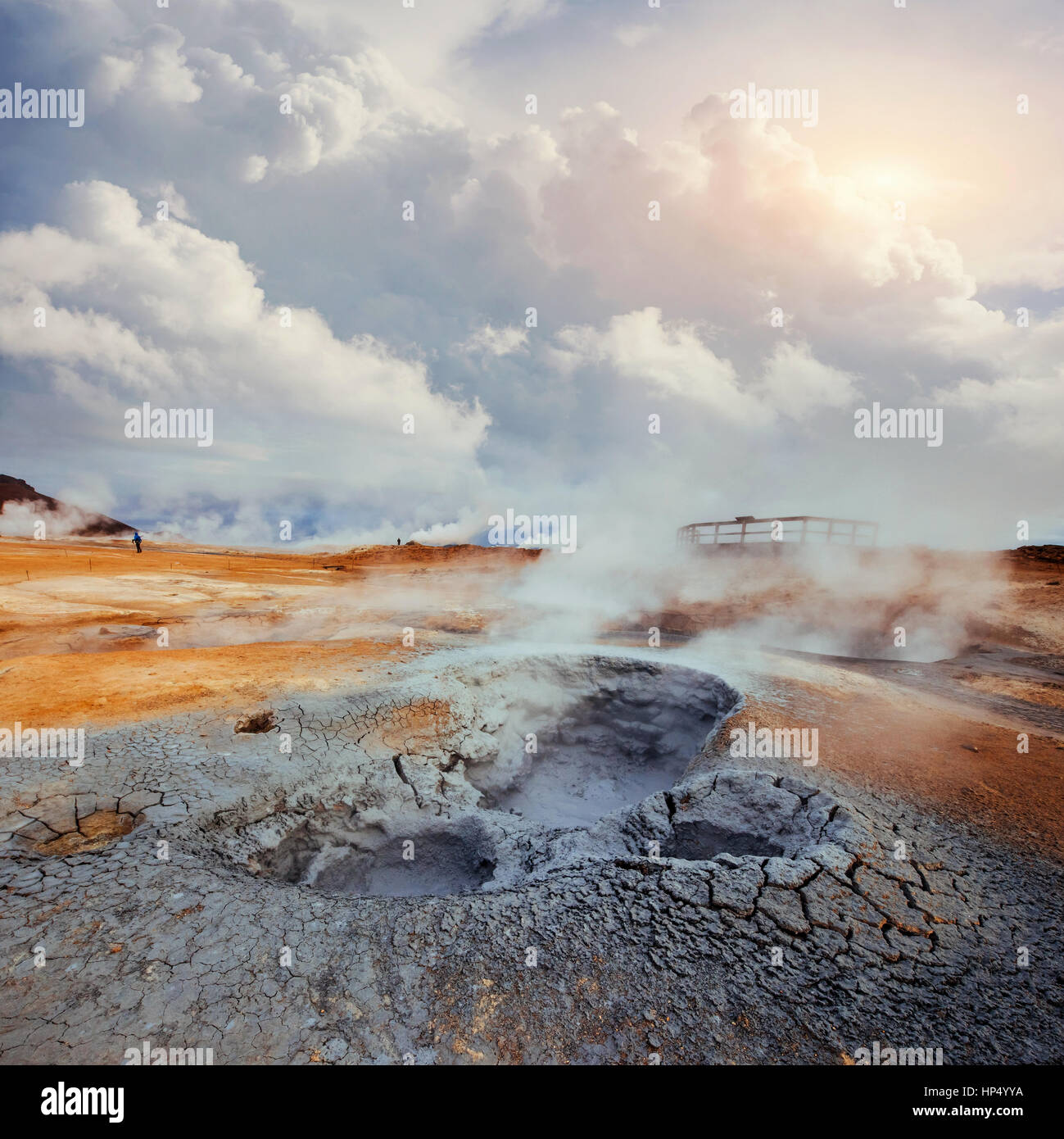 Campo di fumarole in Namafjall cascate Godafoss al tramonto. Bellezza Mondo. Foto Stock