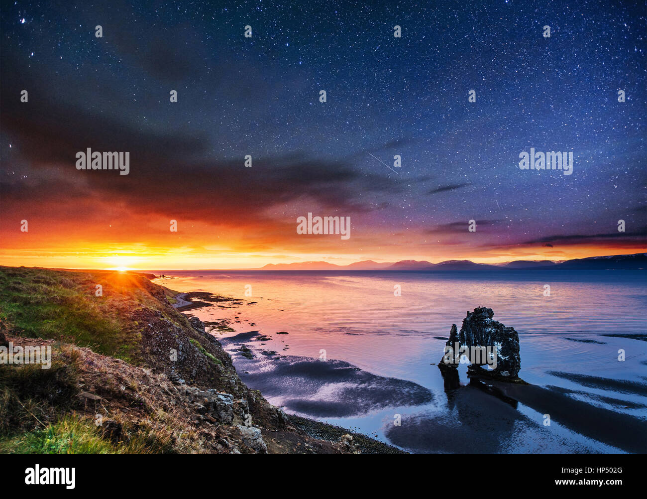 Hvitserkur 15 m di altezza. Fantastico cielo stellato Foto Stock