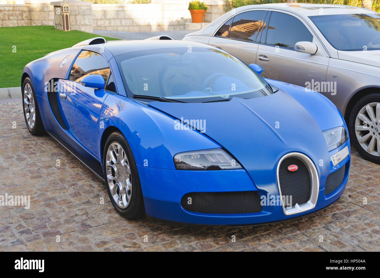 Dubai, Emirati Arabi Uniti - 08 Gennaio 2012: vista di una Bugatti Veyron supercar di fronte Al Qasr Hotel. Veyron è stata nominata auto del decennio Foto Stock