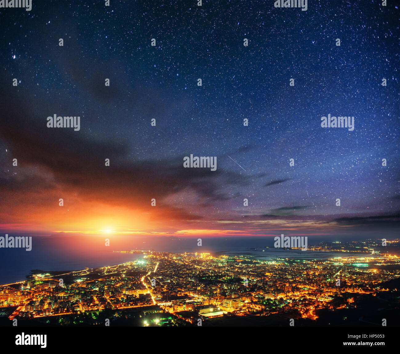 Fantastici panorami del cielo stellato sopra la città Foto Stock