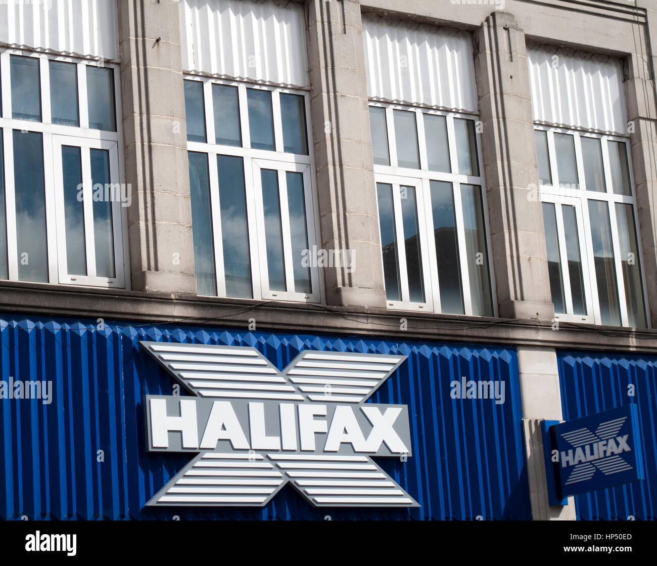 Halifax bank segno, precedentemente Halifa costruzione della società di proprietà di Lloyds Banking Group Foto Stock