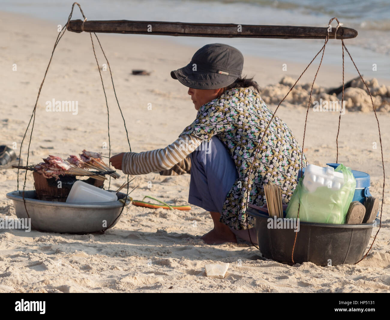 Cambogiani donna vendita alimentari in spiaggia Foto Stock