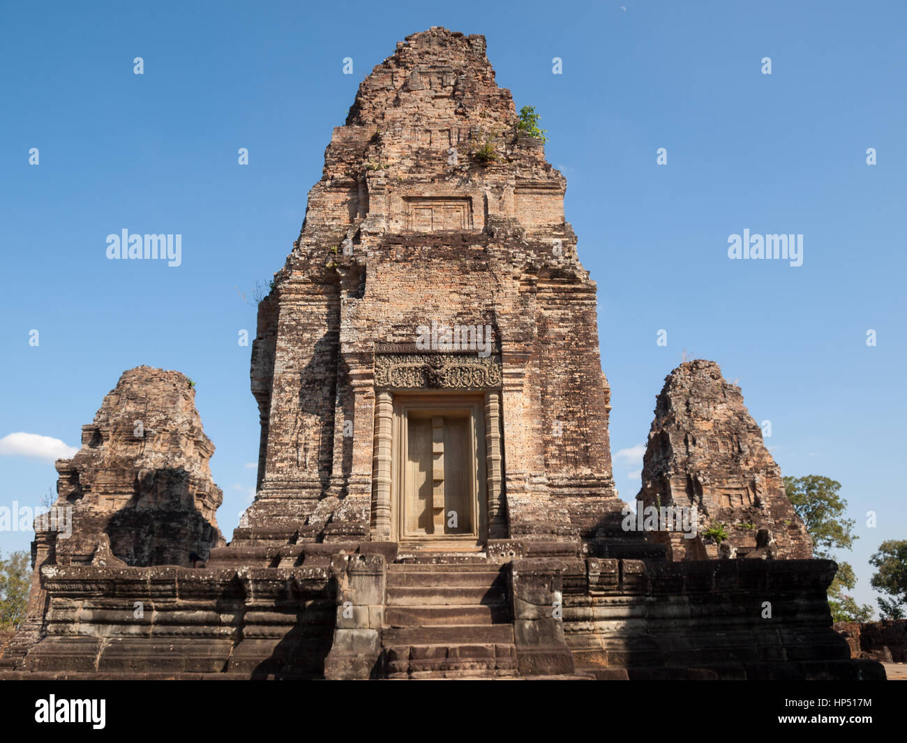 Mebon orientale, Siem Reap, Cambogia - eretta da Rajendravarman II è custodito da quattro elefanti nella base Foto Stock
