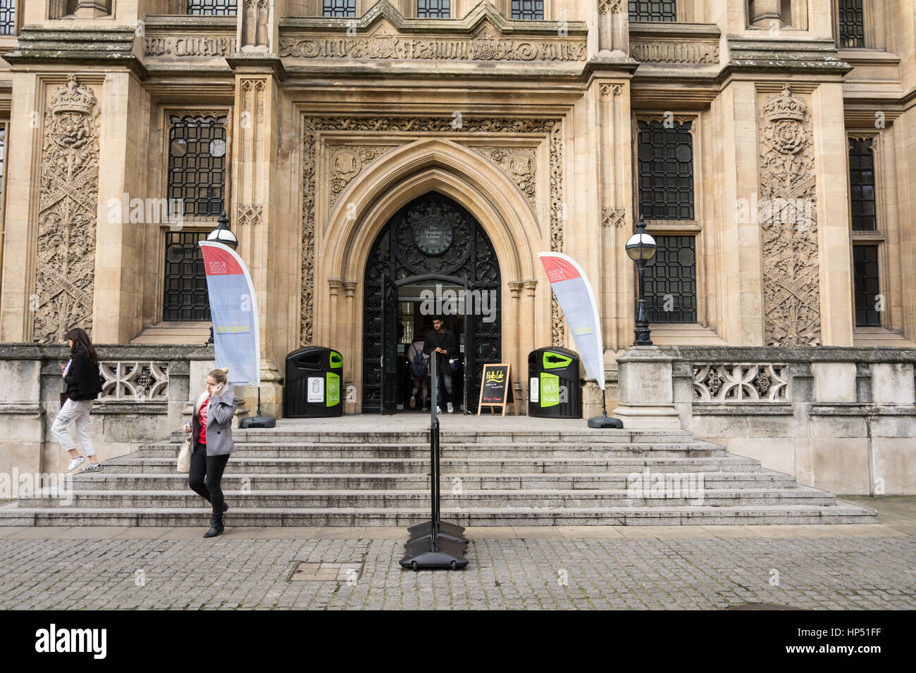 Gli studenti che si iscrivono alla Maughan libreria su Chancery Lane, Londra, WC2. Foto Stock