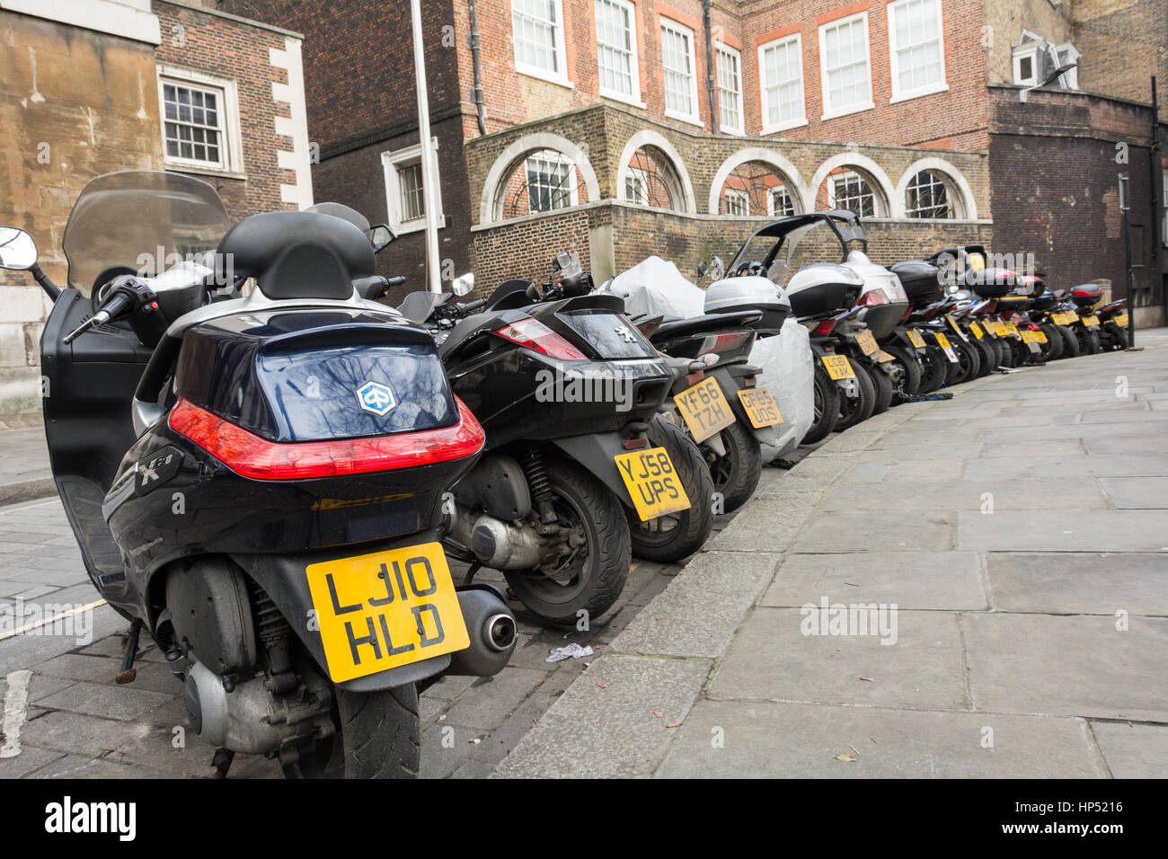 Un occupato il parcheggio moto bay su College Street nella città di Londra, Regno Unito Foto Stock