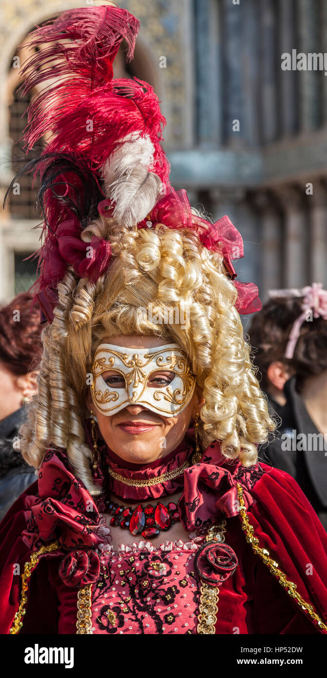 Venezia, Italia- Febbraio 18th, 2012: Ambientale ritratto di una donna con un occhio maschera (Colombina) e un sofisticato travestimento a Venezia durante il C Foto Stock