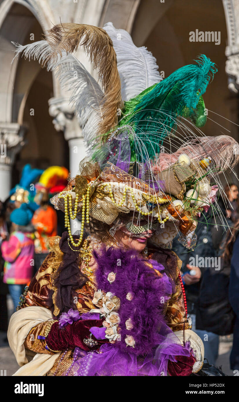 Venezia, Italia- Febbraio 18th, 2012: Ambientale ritratto di una donna con un occhio maschera (Colombina) e una molto più sofisticati di camuffare in Venezia durante T Foto Stock