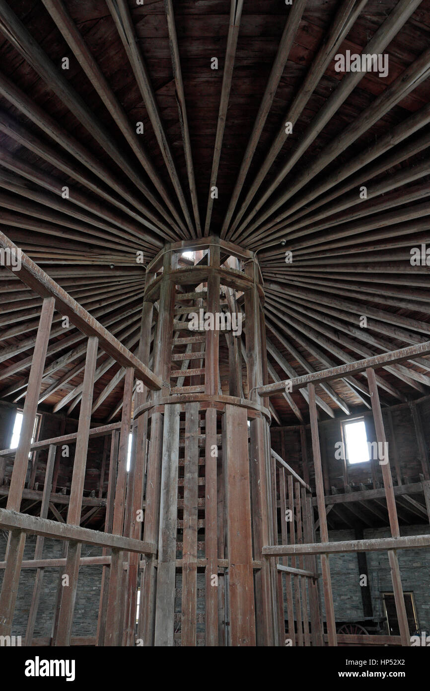 Guardando le interno in legno nella pietra rotonda Granaio, costruito nel 1826, nell'Hancock Shaker Village, Hancock, Massachusetts, Stati Uniti. Foto Stock