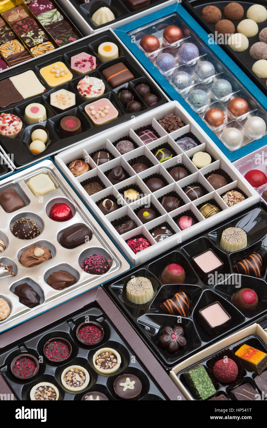 Fatte a mano artisian lusso specialty cioccolatini nelle caselle pattern Foto Stock
