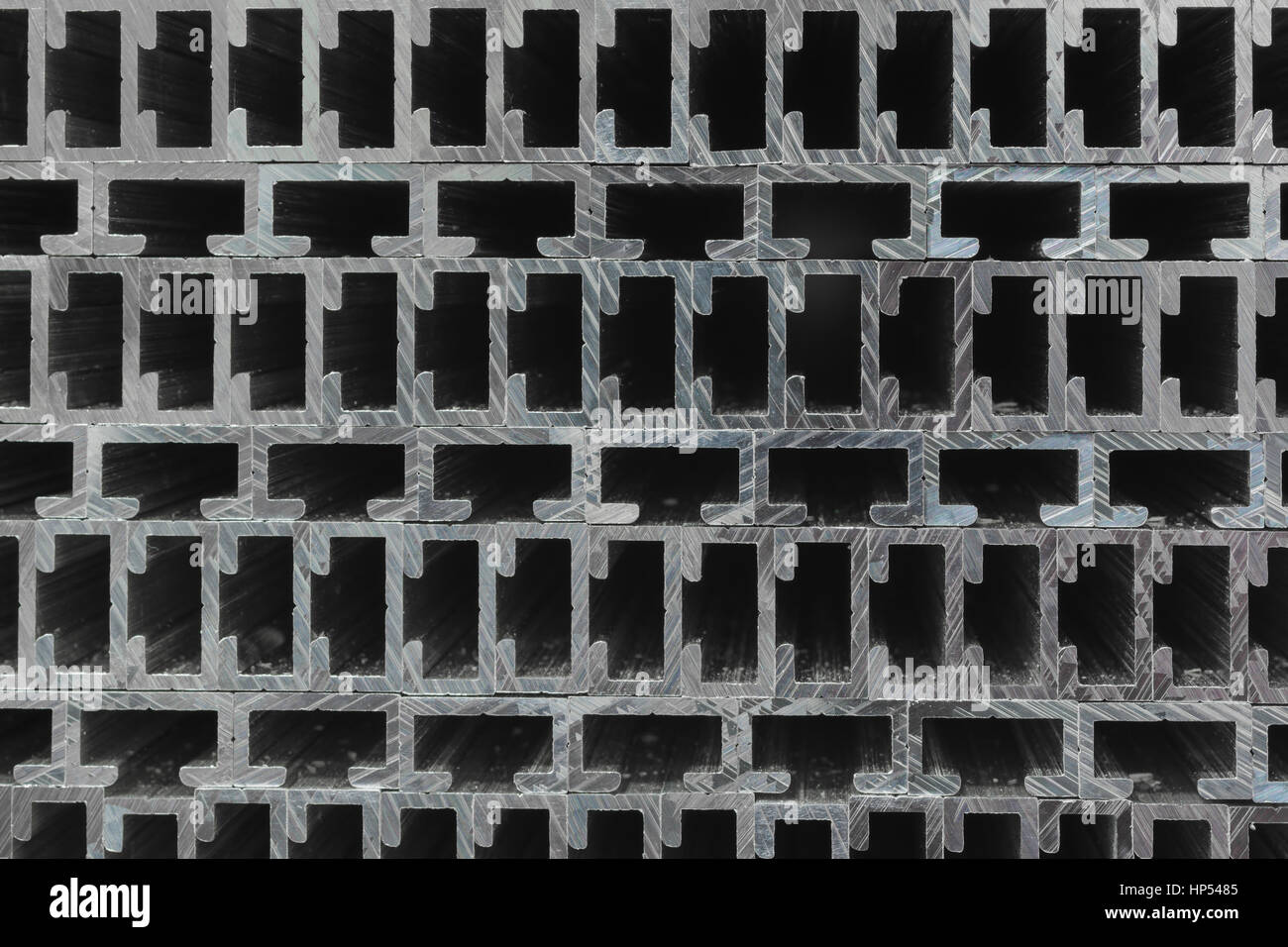 Sezioni trasversali di estruso di alluminio o di canali per l'uso nella produzione e la fabbricazione Foto Stock