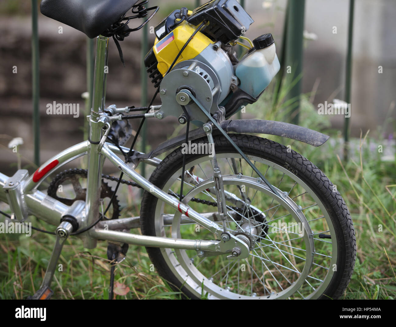 In casa, la bicicletta con un motore del tosaerba, frammento Foto stock -  Alamy
