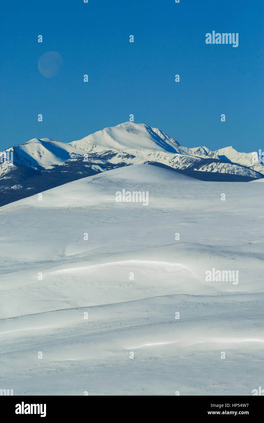 Luna sopra Omero young picco nella beaverhead montagne in inverno vicino a Jackson, montana Foto Stock