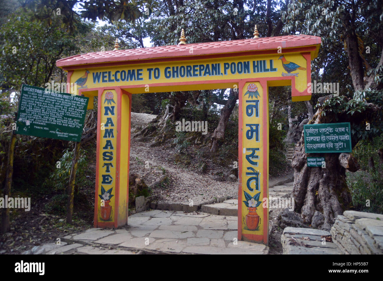 L'ingresso al Villaggio di Ghorepani da Poon Hill all'alba nel Santuario di Annapurna Himalaya,, Nepal, Asia. Foto Stock