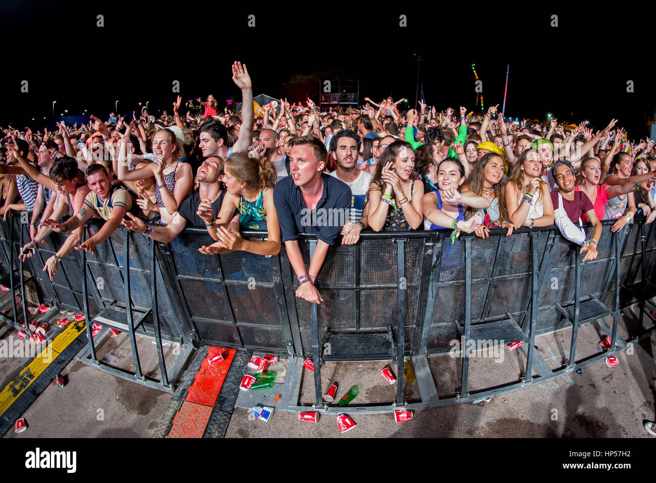 BENICASSIM, Spagna - 18 luglio: la folla in un concerto presso la FIB Festival il 18 luglio 2015 a Benicassim, Spagna. Foto Stock