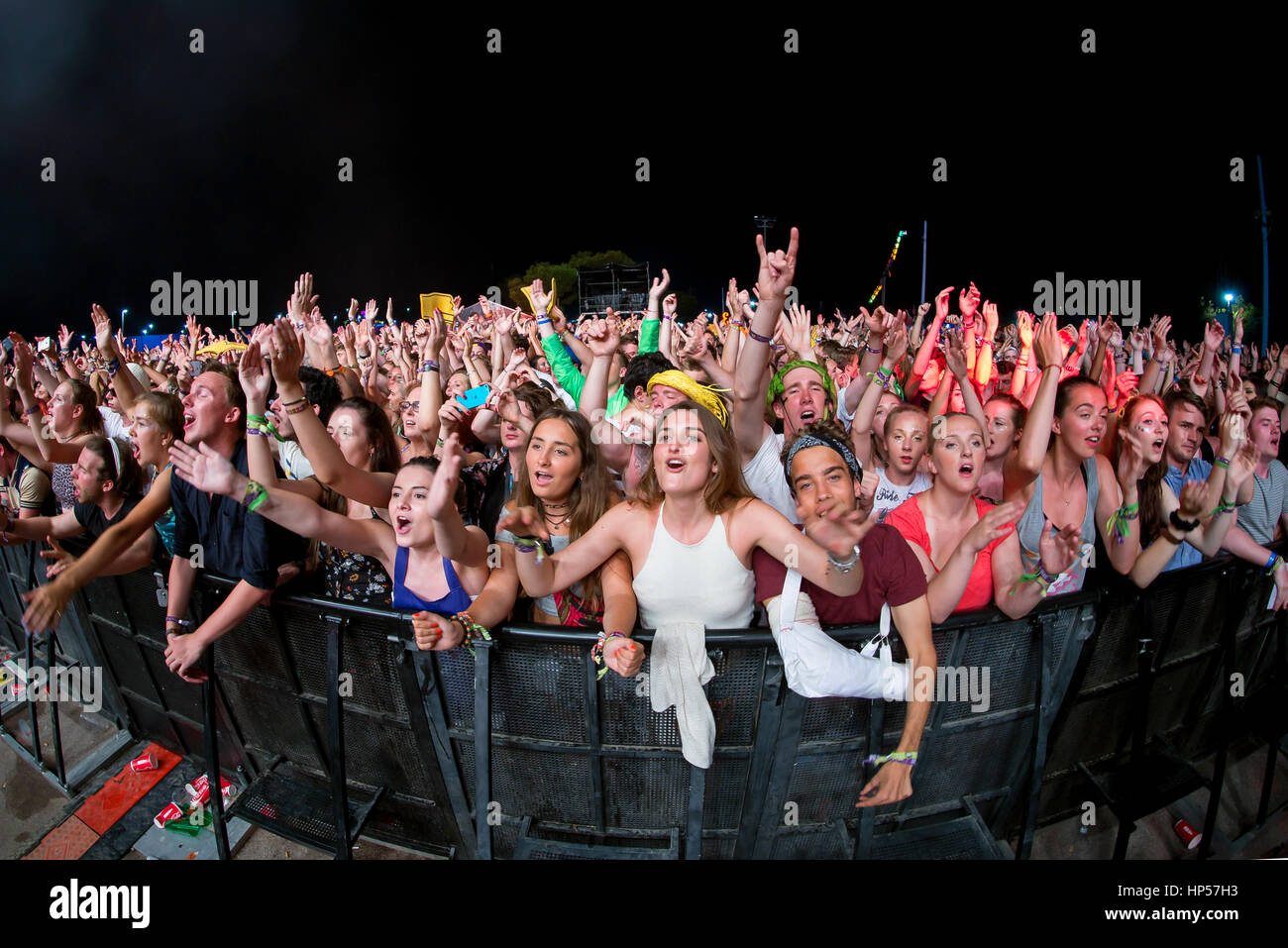 BENICASSIM, Spagna - 18 luglio: la folla in un concerto presso la FIB Festival il 18 luglio 2015 a Benicassim, Spagna. Foto Stock