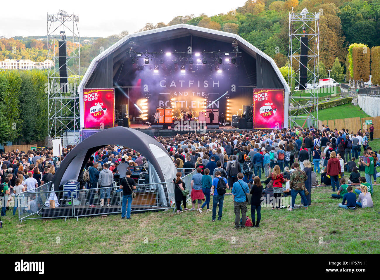 Parigi - 28 agosto: la folla in un concerto al Rock en Seine Festival il 28 agosto 2015 a Parigi, Francia. Foto Stock