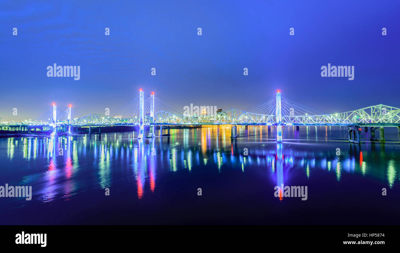 Louisville KY Skyline all'alba con la Lincoln e Kennedy ponti . Foto Stock