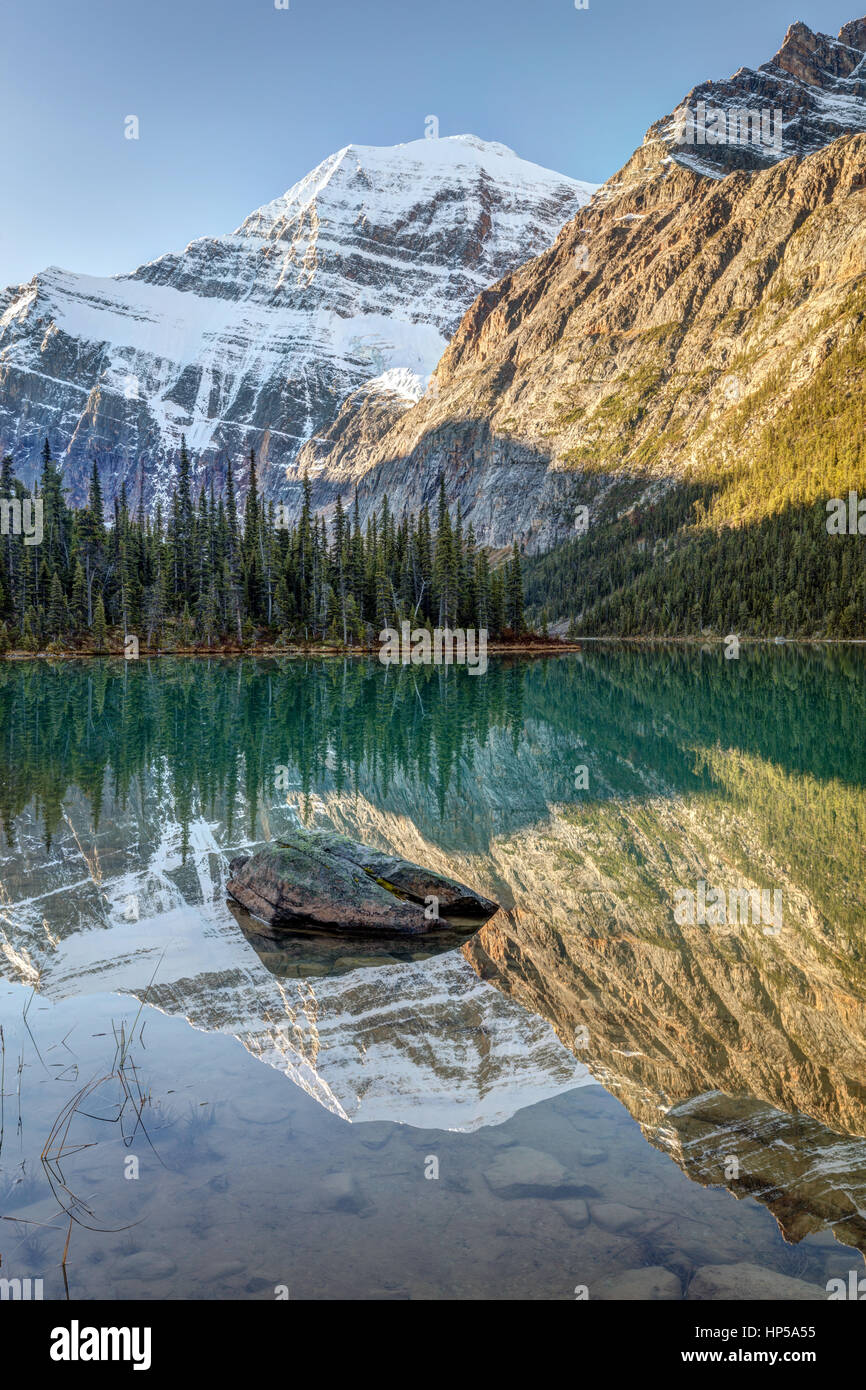 La riflessione del Monte Edith Cavell in Cavell lago a sunrise, il Parco Nazionale di Jasper, Alberta, Canada Foto Stock