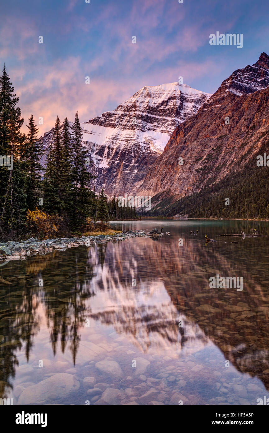 Uno dei più bei paesaggi di montagna nelle Montagne Rocciose Canadesi. Il Monte Edith Cavell riflessione a sunrise nel Parco Nazionale di Jasper, Alberta. Foto Stock