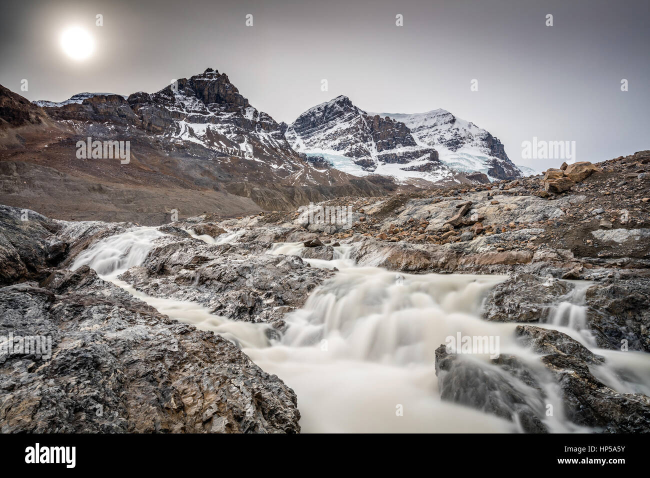 Sun nebuloso e setoso acqua di fusione del ghiaccio del Ghiacciaio Athabasca sulla Icefield Parkway, Jasper National Park, Alberta, Canada Foto Stock