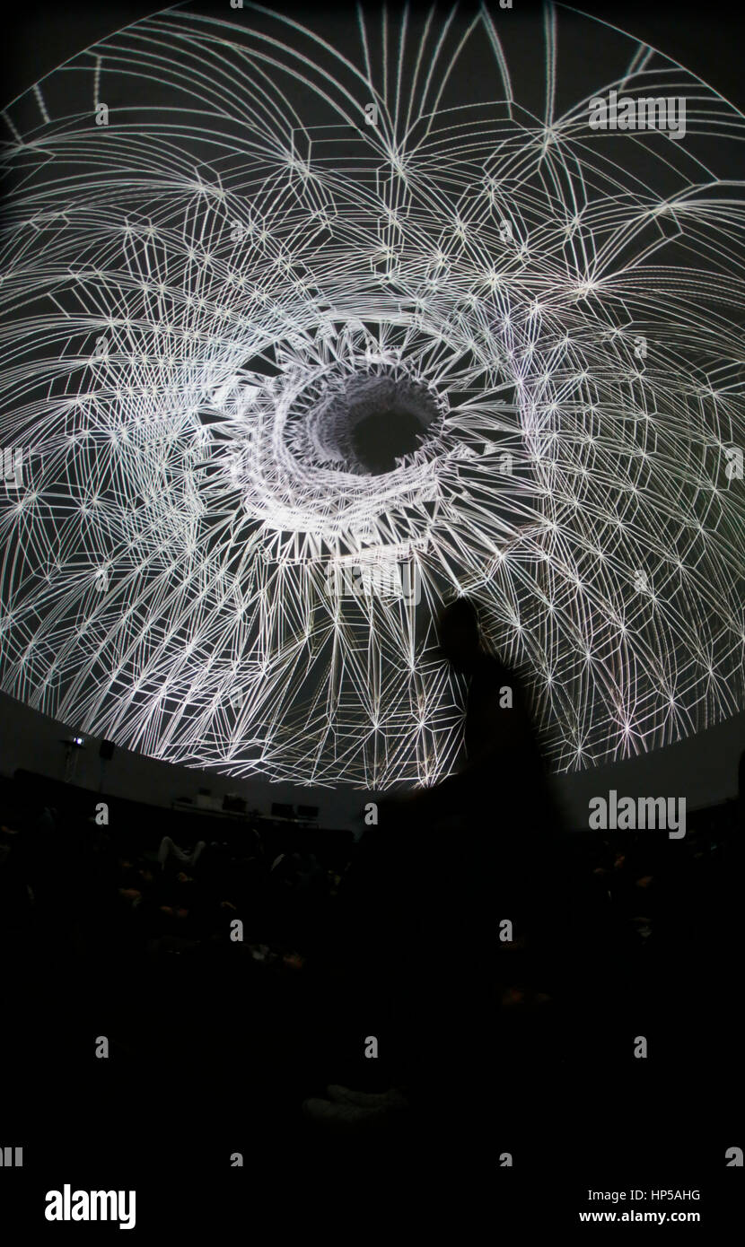 360 gradi dome durante la proiezione Mira Mira advanced arts festival di Barcellona Foto Stock