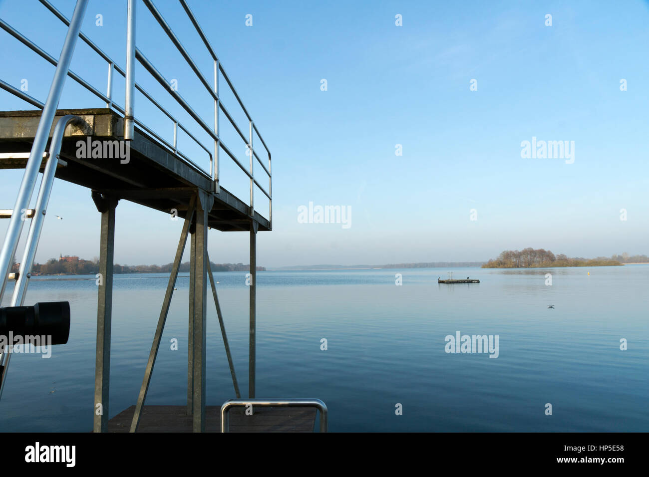 Scheda di salto nel lago in cielo chiaro Foto Stock