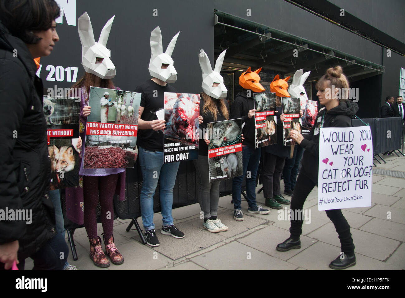 Londra REGNO UNITO. 18 febbraio 2017. Un gruppo di diritti degli animali manifestanti inscenare una protesta contro la pelle al di fuori del commercio London Fashion Week Credito: amer ghazzal/Alamy Live News Foto Stock