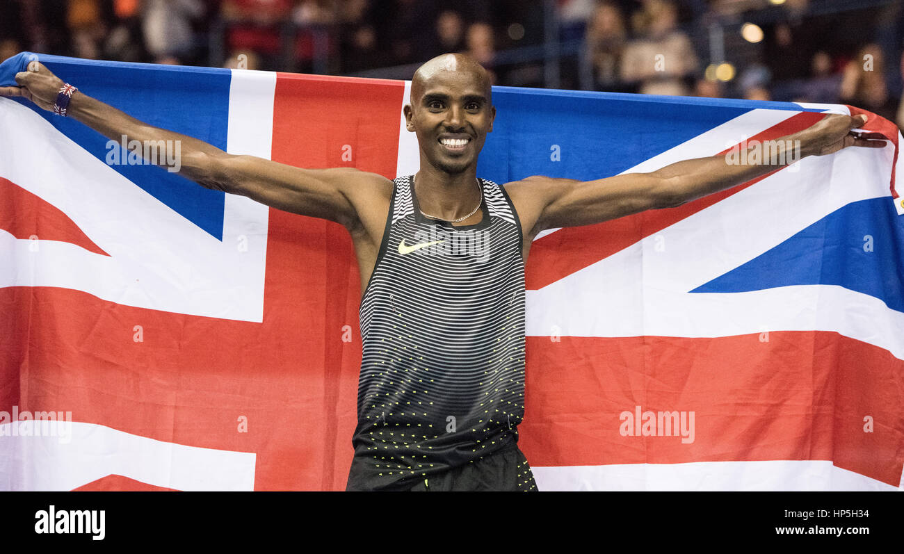 Birmingham, Regno Unito. 18 Febbraio, 2017. Mo Farah celebra la sua vittoria nel 5000 metri a Barclaycard Arena, Birmingham, Inghilterra. Il Muller Indoor Grand Prix. Credito: Andy Gutteridge/Alamy Live News Foto Stock