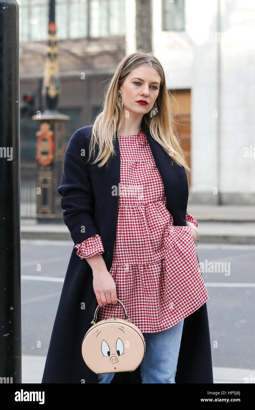 Il filamento. Londra. Regno Unito 18 Feb 2017 - street fashion al di fuori di un autunno/inverno 2017 mostrano a 180 The Strand, Londra, il giorno 2 del London Fashion Week. Credito: Dinendra Haria/Alamy Live News Foto Stock