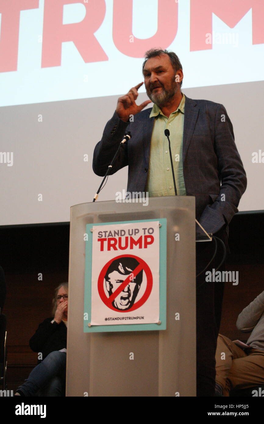 Londra, UK, 18 febbraio 2017. Kevin Courtney, Geeral segretario dell'Unione nazionale degli insegnanti risolve il piedistallo fino al vertice di Trump. Un certo numero di organizzazioni è venuto a insieme per creare lo stand fino alla coalizione vincente, che ha tenuto un vertice di Londra. Roland Ravenhill/Alamy Live News. Foto Stock