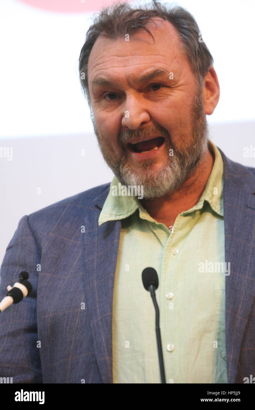 Londra, UK, 18 febbraio 2017. Kevin Courtney, Geeral segretario dell'Unione nazionale degli insegnanti risolve il piedistallo fino al vertice di Trump. Un certo numero di organizzazioni è venuto a insieme per creare lo stand fino alla coalizione vincente, che ha tenuto un vertice di Londra. Roland Ravenhill/Alamy Live News. Foto Stock