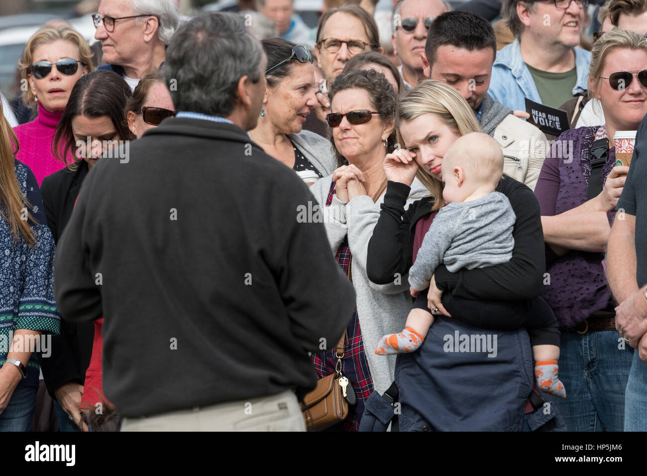 Mount Pleasant, South Carolina, Stati Uniti d'America. 18 Febbraio, 2017. Stati Uniti Sost. Mark Sanford risponde a una questione emotiva di una giovane madre sulla salute prendersi cura di suo figlio durante una seconda municipio riunione su un campo di calcio dopo centinaia di costituenti sopraffatto il primo evento programmato Febbraio 18, 2017 in Mount Pleasant, Carolina del Sud. Centinaia di interessati residenti acceso per la riunione per affrontare la loro opposizione al presidente Donald Trump durante una riunione di vocal DETENUTE DAGLI STATI UNITI Sost. Mark Sanford e il senatore Tim Scott. Credito: Planetpix/Alamy Live News Foto Stock