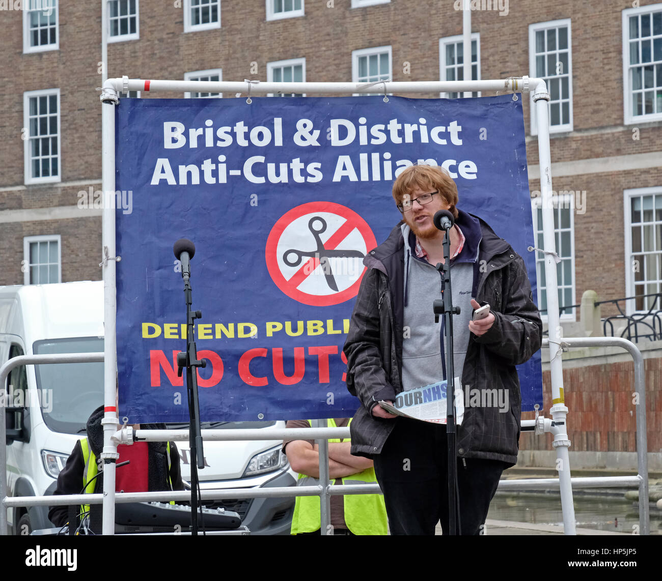 Bristol, Regno Unito. 18 Febbraio, 2017. I manifestanti contrari a tagli della spesa pubblica di tenere un rally al di fuori del Municipio, dove essi vengono affrontati da relatori provenienti da un certo numero di organizzazioni locali. I tagli che vengono proposte in Bristol il sindaco, Marvin Rees, sono riferiti al totale € 103 milioni e sono contrastate da Bristol e distretto Anti-Cuts Alliance che ha organizzato il rally. Credito: Keith Ramsey/Alamy Live News Foto Stock