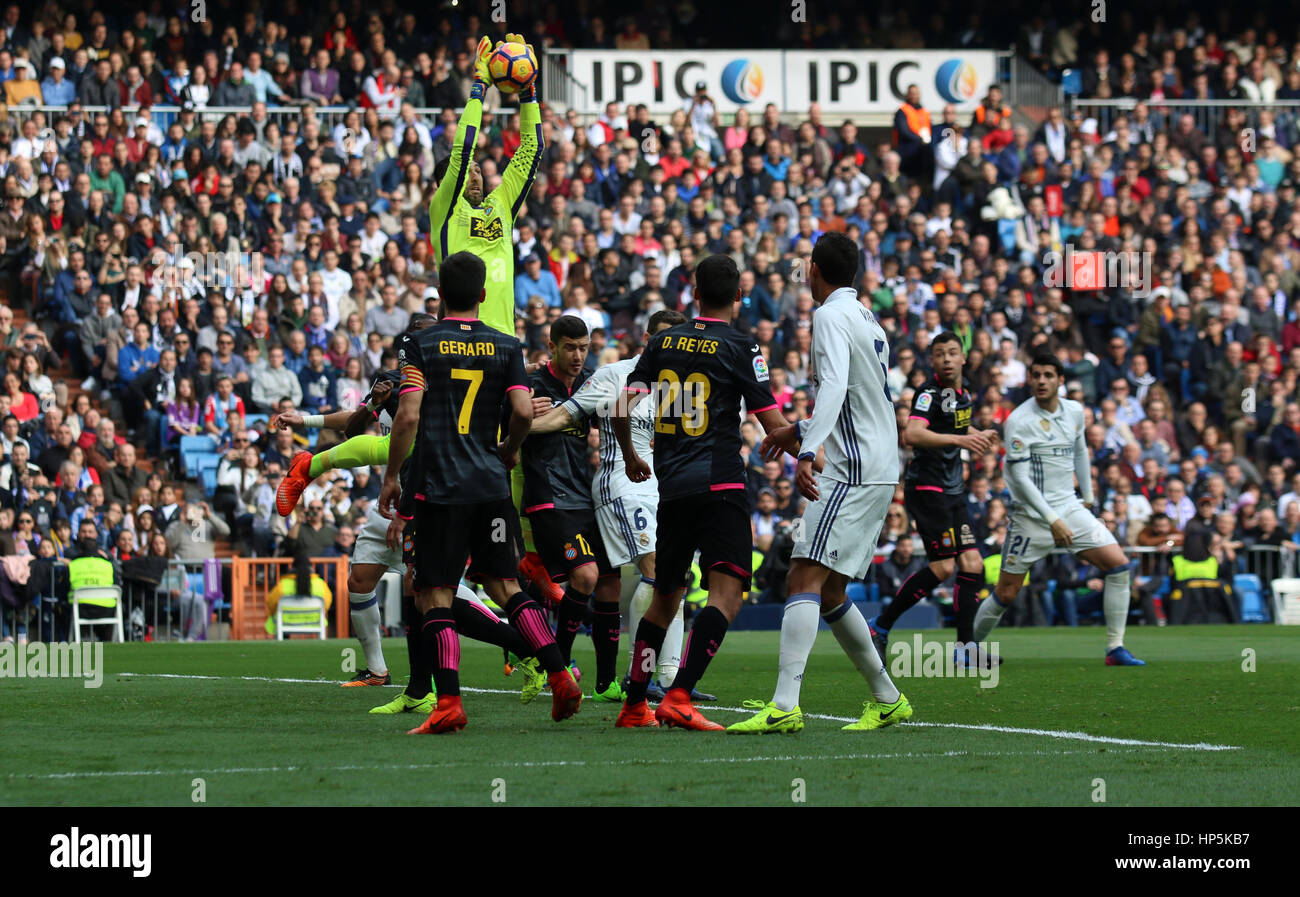 Madrid, Spagna. 18 Febbraio, 2017. Diego Lopez salta per la palla. La Liga Santander match tra il Real Madrid e Espanyol. Santiago Bernabeu, Madrid, Spagna. Il 18 febbraio 2017. Credito: VWPics/Alamy Live News Foto Stock
