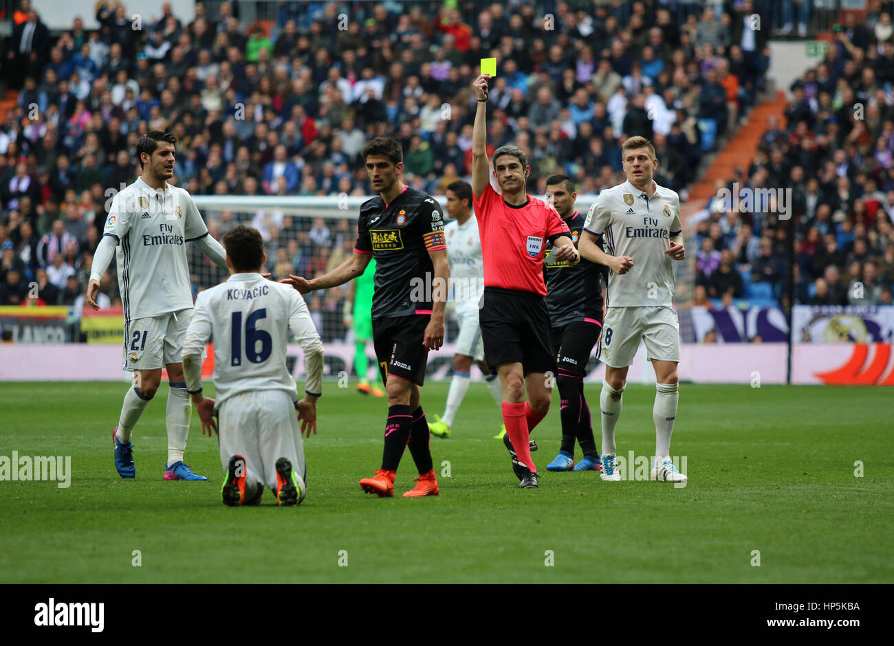 Madrid, Spagna. 18 Febbraio, 2017. Cartellino giallo per Espanyol player Gerard. La Liga Santander match tra il Real Madrid e Espanyol. Santiago Bernabeu, Madrid, Spagna. Il 18 febbraio 2017. Credito: VWPics/Alamy Live News Foto Stock
