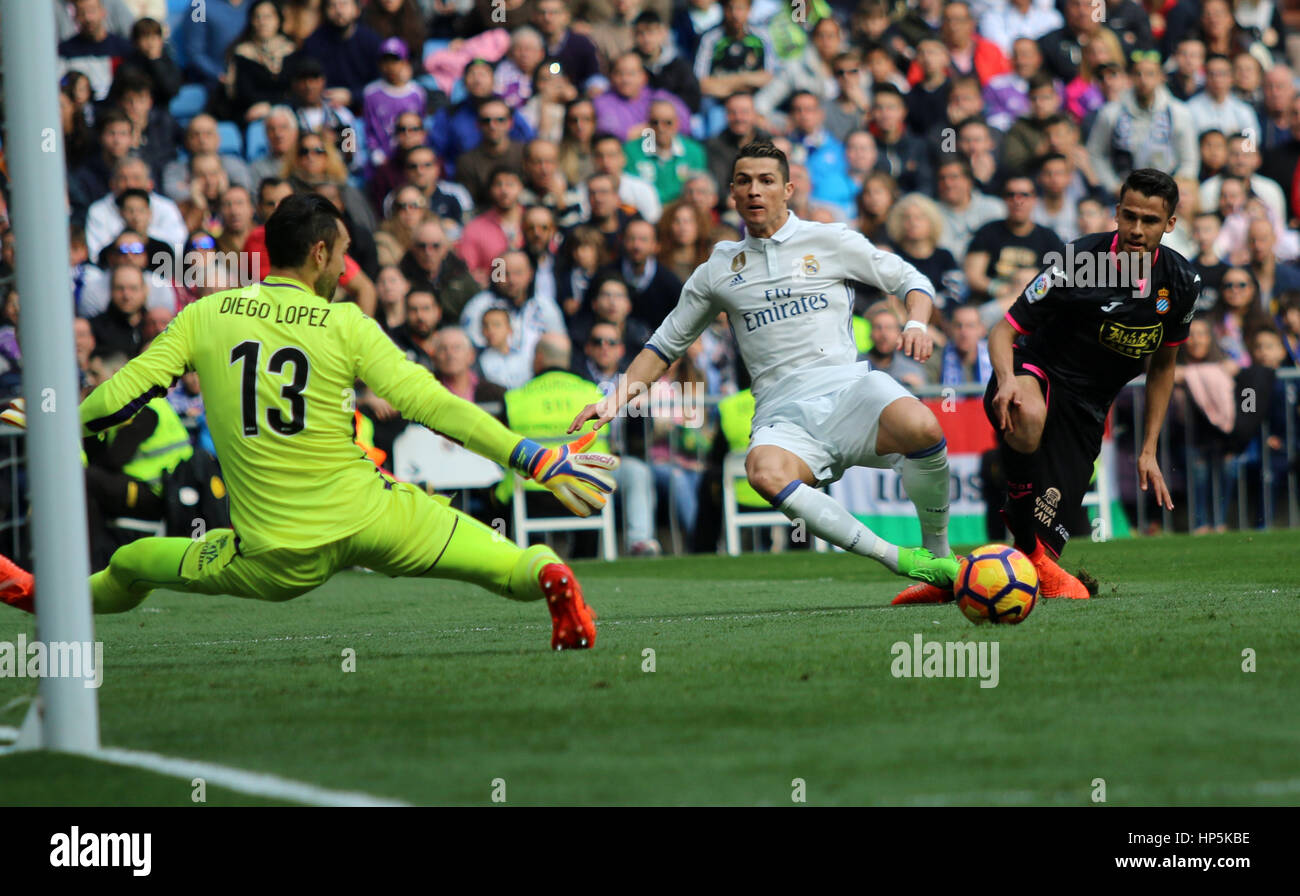 Madrid, Spagna. 18 Febbraio, 2017. Cristiano Ronaldo cercando di cliente. La Liga Santander match tra il Real Madrid e Espanyol. Santiago Bernabeu, Madrid, Spagna. Il 18 febbraio 2017. Credito: VWPics/Alamy Live News Foto Stock