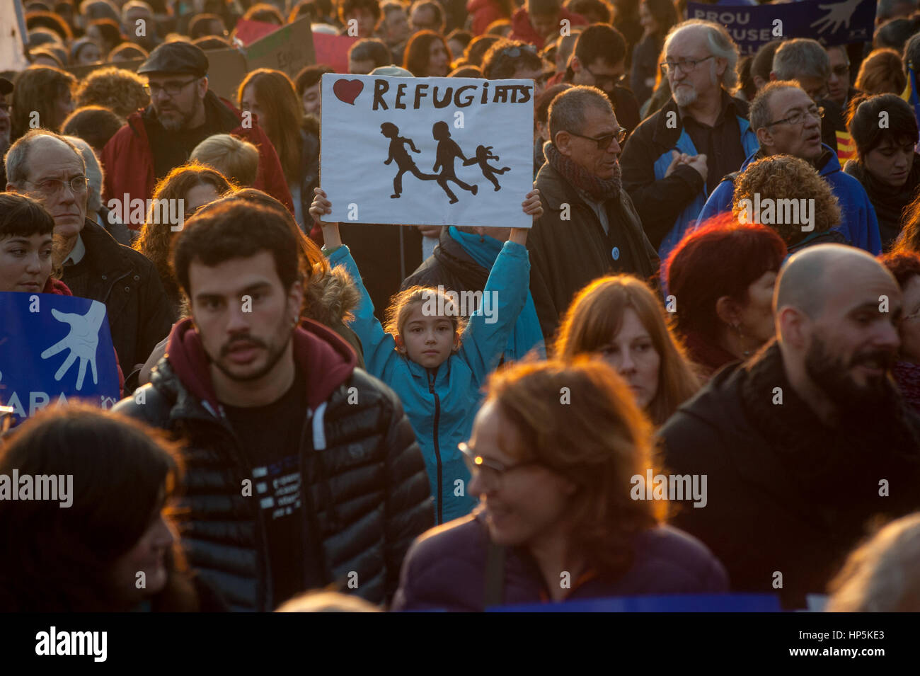 Barcellona, Spagna. 18 Febbraio, 2017. Migliaia di persone hanno marciato in Barcellona alla domanda in Spagna il governo per aumentare i suoi sforzi per accogliere rifugiati fuggiti dalla guerra in Siria e in altri conflitti violenti. Credito: Charlie Perez/Alamy Live News Foto Stock