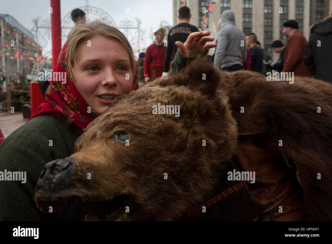 Mosca, Russia. 18 febbraio 2017. I partecipanti nella Mosca Maslenitsa festival sul Manezhnaya Square a Mosca, Russia Credito: Nikolay Vinokurov/Alamy Live News Foto Stock