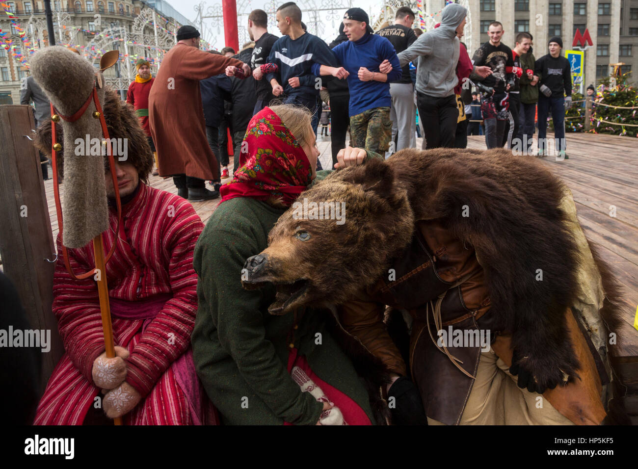 Mosca, Russia. 18 febbraio 2017. I partecipanti nella Mosca Maslenitsa festival sul Manezhnaya Square a Mosca, Russia Credito: Nikolay Vinokurov/Alamy Live News Foto Stock